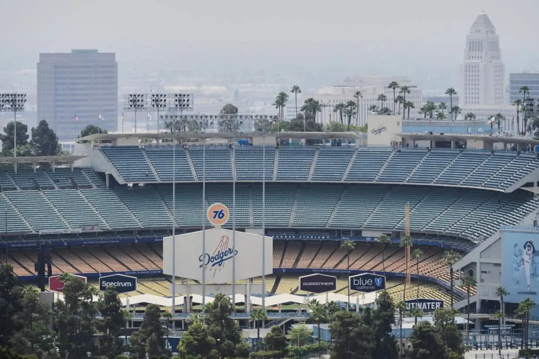 El Dodger Stadium antes de un partido de béisbol vespertino el viernes 20 de junio de 2025 en Los Ángeles. (Foto AP/Damian Dovarganes)
