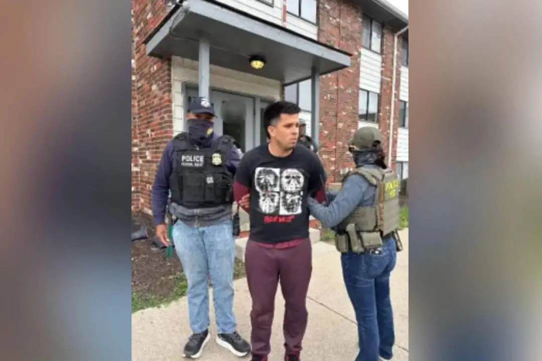 Agentes federales detienen a Gabriel Hurtado-Cariaco, un inmigrante ilegal procedente de Venezuela. (DHS)