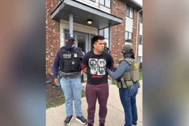 Agentes federales detienen a Gabriel Hurtado-Cariaco, un inmigrante ilegal procedente de Venezuela. (DHS)