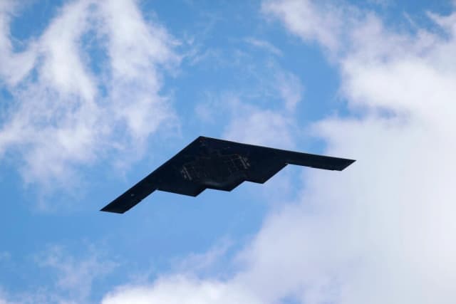 e Irán.
Un bombardero furtivo B-2 Spirit, asignado a las alas de bombardeo 509/131 de la base aérea de Whiteman, sobrevuela el hospital Barnes-Jewish para rendir homenaje a los profesionales sanitarios y a los trabajadores esenciales que luchan contra el coronavirus en San Luis, el 8 de mayo de 2020. (Jeff Roberson/Fot