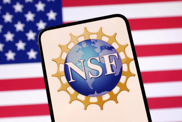 El logotipo de la Fundación Nacional para Ciencias de Estados Unidos y la bandera estadounidense aparecen en esta ilustración tomada el 23 de abril de 2025. (Dado Ruvic/Reuters)