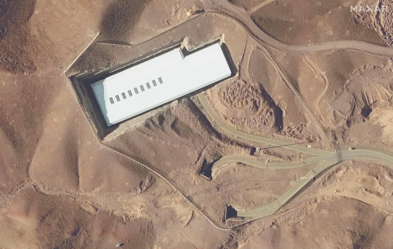 Imagen satelital proporcionada por Maxar Technologies que muestra la planta de enriquecimiento de Fordo en Irán el 24 de enero de 2025. (Maxar Technologies vía AP)