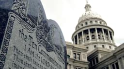 Abbott promulga ley que exige que los Diez Mandamientos se muestren en las aulas de las escuelas públicas