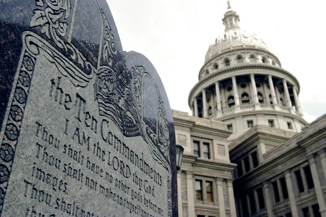 Una losa de piedra de cinco pies de alto con los Diez Mandamientos se encuentra cerca del Capitolio de Texas en Austin, el 29 de julio de 2002. (Harry Cabluck /AP Photo)