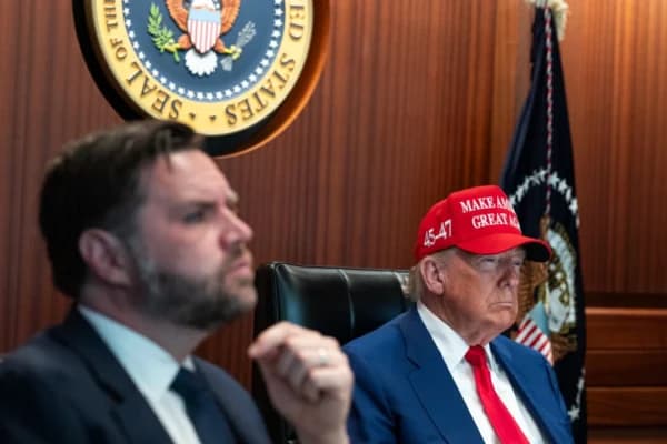 El presidente Donald Trump y el vicepresidente J.D. Vance en la Sala de Situación el 21 de junio de 2025. (Cortesía de la Casa Blanca)
