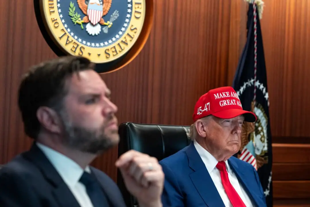 El presidente Donald Trump y el vicepresidente J.D. Vance en la Sala de Situación el 21 de junio de 2025. (Cortesía de la Casa Blanca)