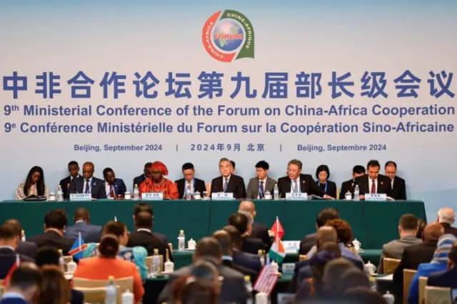 El ministro de Economía senegalés, Abdourahmane Sarr, el ministro de Asuntos Exteriores senegalés, Yassine Fall, el ministro de Asuntos Exteriores chino, Wang Yi, el ministro de Comercio chino, Wang Wentao, y el presidente de la Agencia de Cooperación Internacional para el Desarrollo de China (CIDCA), Luo Zhaohui, asisten a la conferencia ministerial de la Cumbre de 2024 del Foro de Cooperación China-África (FOCAC), en Beijing, el 3 de septiembre de 2024. (Tingshu Wang-Pool/Getty Images)