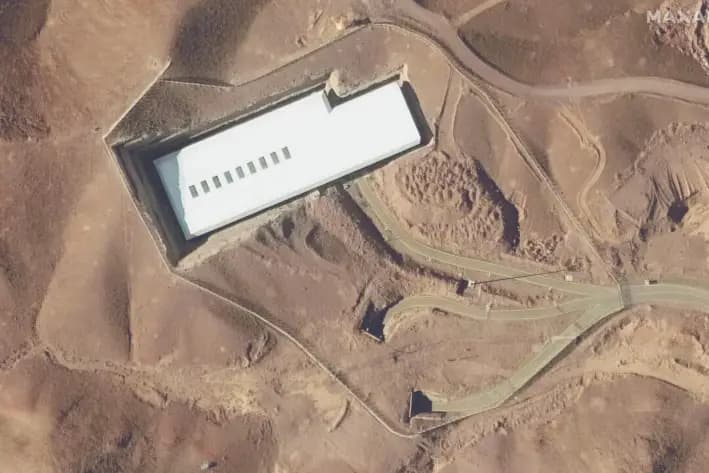 Esta imagen satelital proporcionada por Maxar Technologies muestra la planta de enriquecimiento de Fordo, en Irán, el 24 de enero de 2025. (Maxar Technologies vía AP)