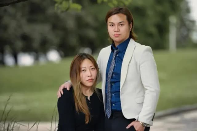 El excampeón de muay thai de Hong Kong, Fui Tang, y su novia Law Ka Yee relataron a The Epoch Times sus experiencias de represión y persecución por parte de la policía de Hong Kong debido a su participación en el movimiento de protesta contra la extradición, el 9 de junio de 2025. (Jerry Zhang/The Epoch Times)
