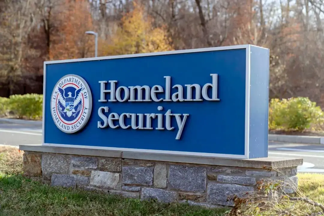 El letrero del Departamento de Seguridad Nacional de Estados Unidos frente a su sede en Washington el 8 de diciembre de 2024. (José Luis Magana/AP Photo)
