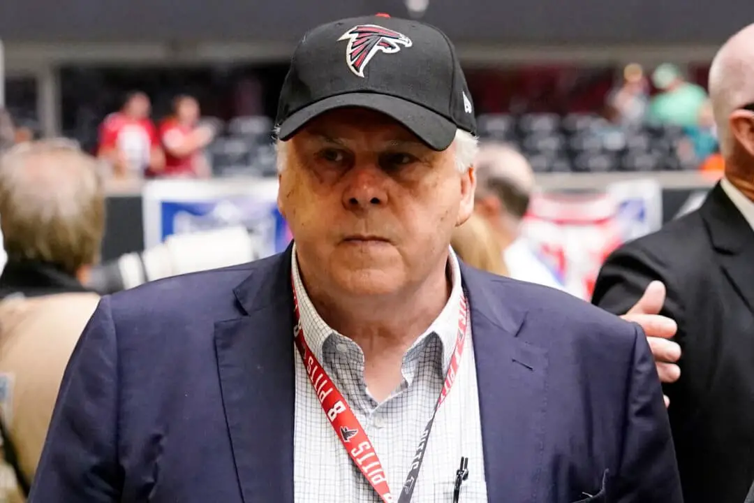 ARCHIVO - Frederick W. Smith, presidente y director ejecutivo de FedEx Corporation, antes del inicio de la primera mitad de un partido de fútbol americano de la NFL entre los Atlanta Falcons y los Philadelphia Eagles, el domingo 12 de septiembre de 2021, en Atlanta. (Foto AP/John Bazemore, archivo).