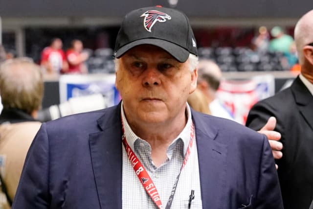 ARCHIVO - Frederick W. Smith, presidente y director ejecutivo de FedEx Corporation, antes del inicio de la primera mitad de un partido de fútbol americano de la NFL entre los Atlanta Falcons y los Philadelphia Eagles, el domingo 12 de septiembre de 2021, en Atlanta. (Foto AP/John Bazemore, archivo).