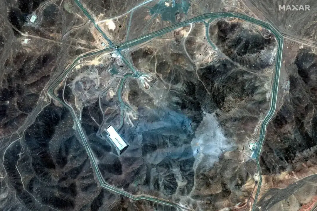 Una vista satelital muestra una panorámica del complejo subterráneo de Fordow, después de que Estados Unidos atacara la instalación nuclear, cerca de Qom, Irán, el 22 de junio de 2025. (Maxar Technologies/Handout vía Reuters)
