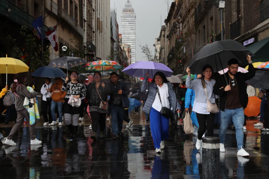Personas se protegen de la lluvia con sombrillas el 22 de junio de 2025, en Ciudad en México (México). EFE/ Isaac Esquivel