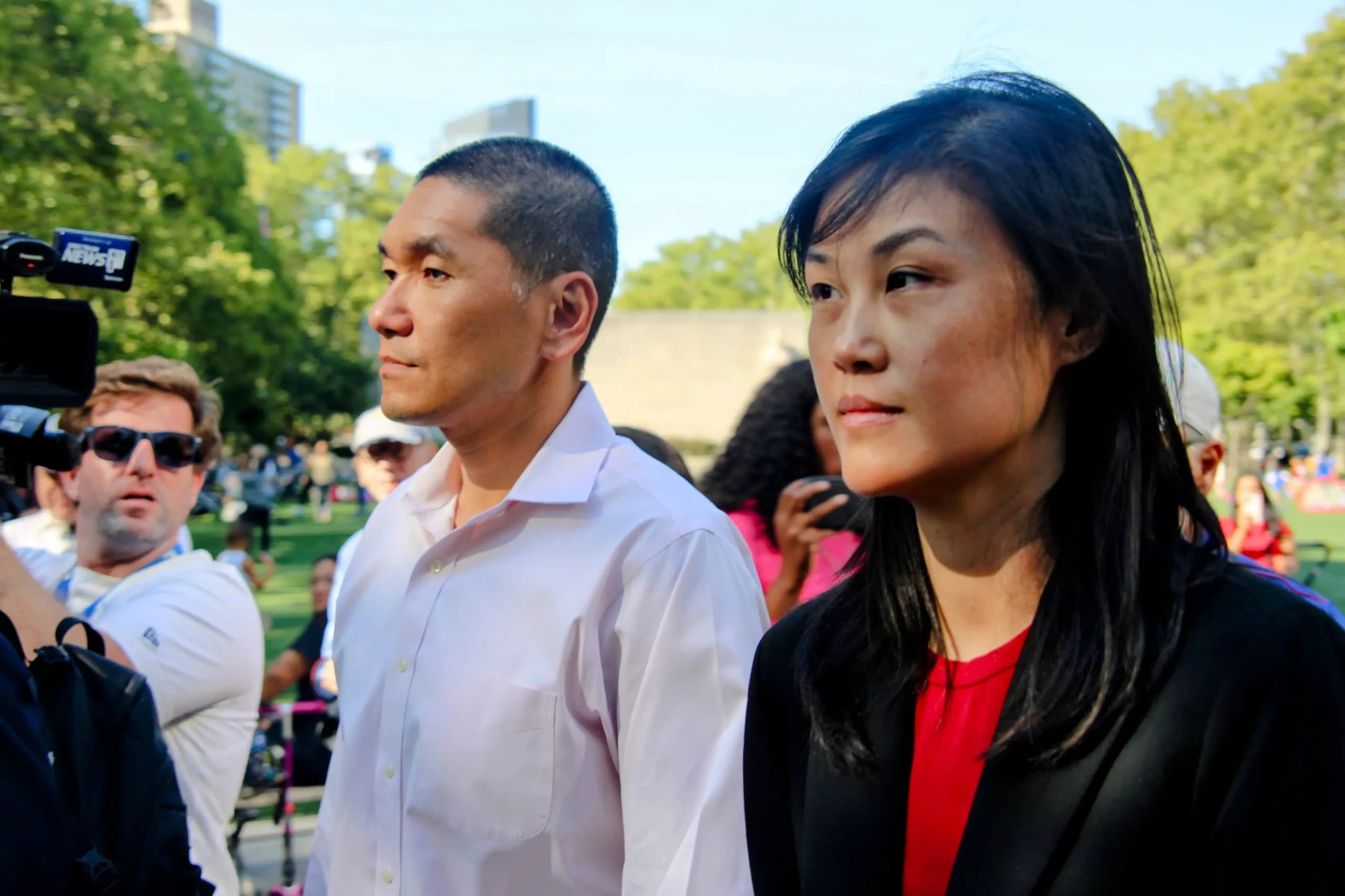 Linda Sun (derecha), exasesora de la gobernadora de Nueva York Kathy Hochul, y su marido, Chris Hu, salen del tribunal federal de Brooklyn, Nueva York, el 3 de septiembre de 2024. (Huang Xiaotang/The Epoch Times).