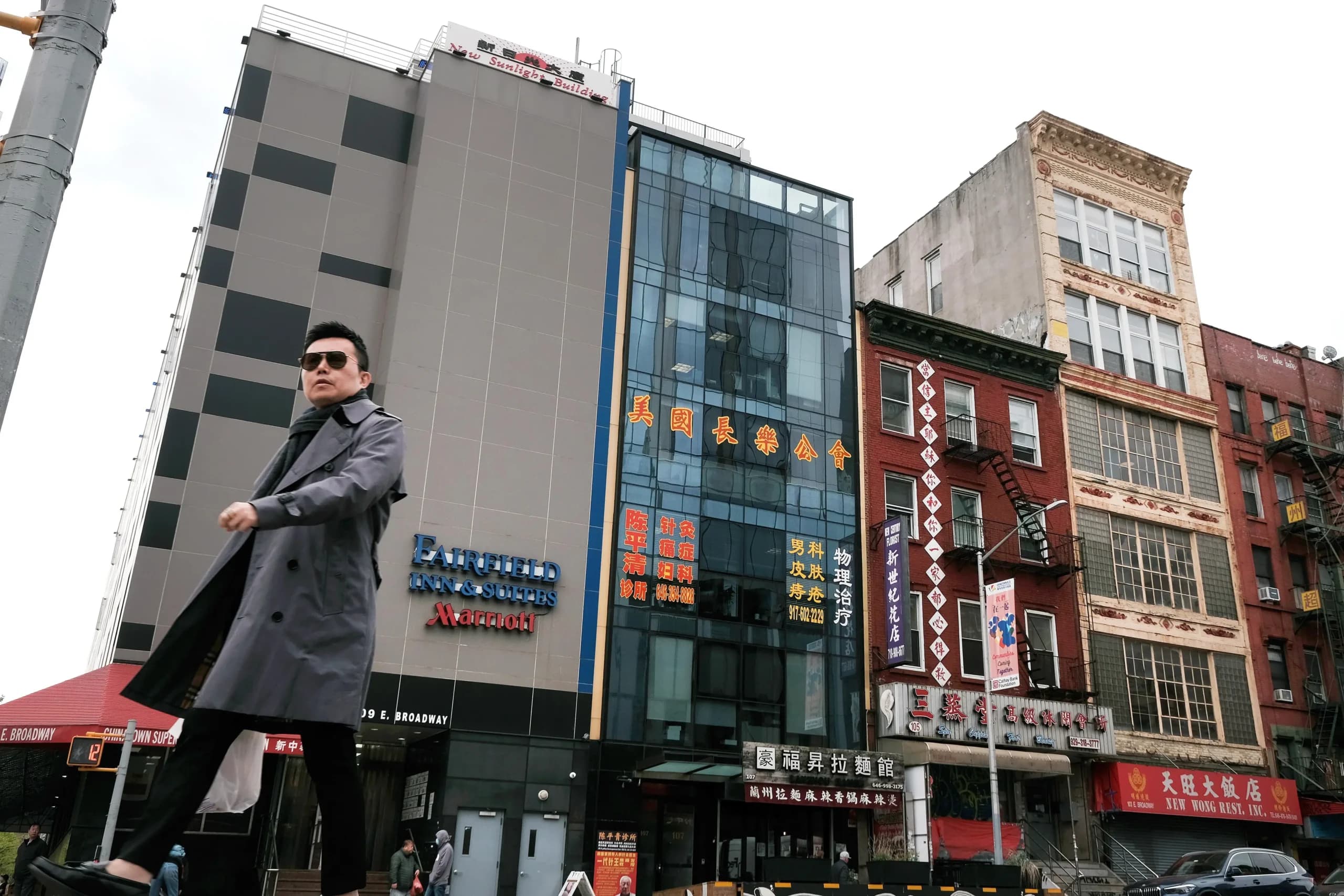 Personas pasan junto a un edificio (en el centro) que se sospecha que es utilizado como comisaría secreta en Chinatown con el fin de reprimir a los disidentes que viven en Estados Unidos en nombre del Gobierno chino, en el bajo Manhattan de Nueva York, el 18 de abril de 2023. (Spencer Platt/Getty Images).