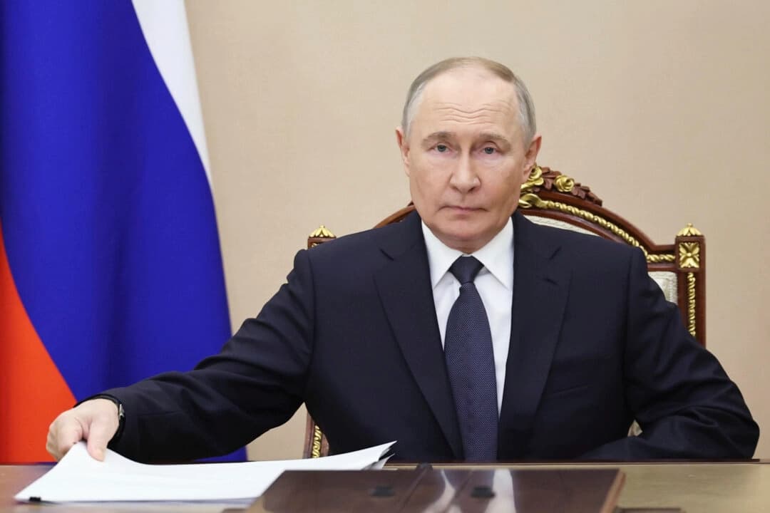 El presidente ruso, Vladímir Putin, asiste a una reunión sobre las próximas conversaciones entre Rusia y Ucrania en Estambul, en Moscú, el 14 de mayo de 2025. (Alexander Kazakov, Sputnik, Kremlin Pool Foto vía AP)