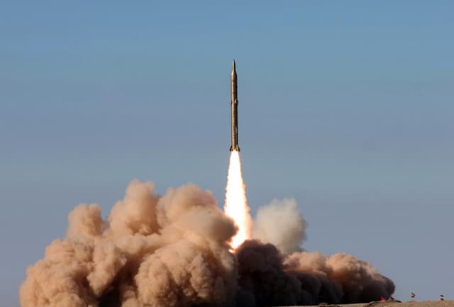 Lanzamiento de un misil en un lugar no revelado de Irán el 12 de noviembre de 2008. (-/AFP a través de Getty Images)