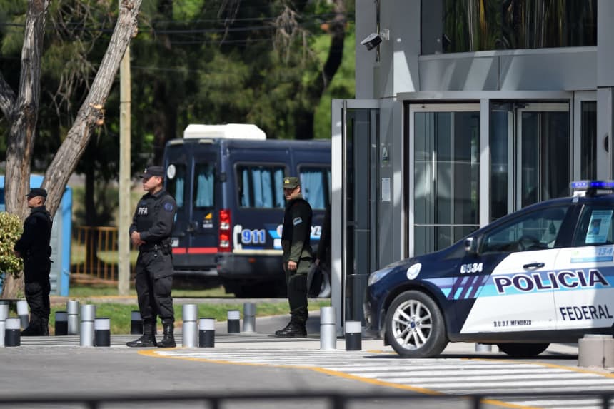 Miembros de la Policía Federal de Argentina se ven en una imagen de archivo. (Andres Larrovere/AFP vía Getty Images)