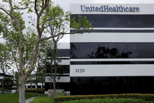 El logotipo corporativo del UnitedHealth Group en el lateral de uno de sus edificios de oficinas en Santa Ana, California. (Mike Blake/Reuters)