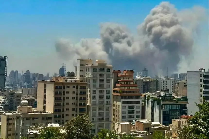 El humo se eleva mientras Israel ataca la famosa prisión de Evin, en el norte de Teherán, Irán, el 23 de junio de 2025. (Nikan/Middle East Images/AFP vía Getty Images)