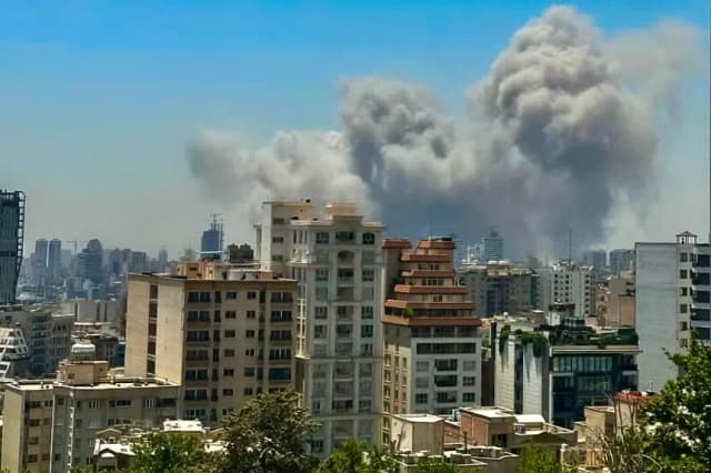 El humo se eleva mientras Israel ataca la famosa prisión de Evin, en el norte de Teherán, Irán, el 23 de junio de 2025. (Nikan/Middle East Images/AFP vía Getty Images)