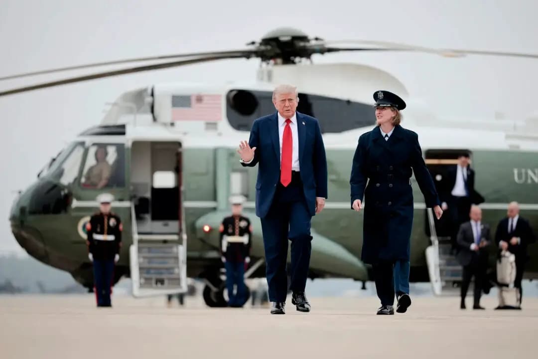 El presidente Donald Trump camina por la pista antes de subir al Air Force One para viajar a la cumbre de líderes del G7 en Canadá el 15 de junio de 2025. (Chip Somodevilla/Getty Images)
