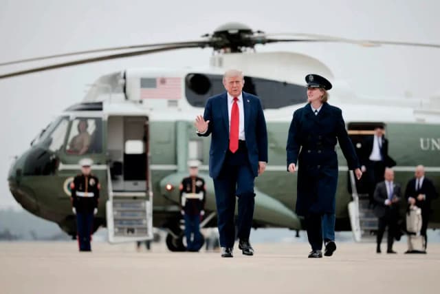 El presidente Donald Trump camina por la pista antes de subir al Air Force One para viajar a la cumbre de líderes del G7 en Canadá el 15 de junio de 2025. (Chip Somodevilla/Getty Images)
