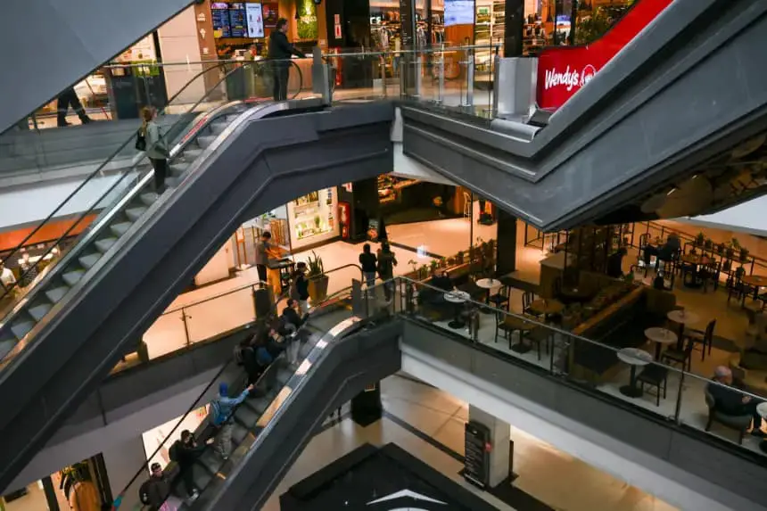 La gente usa la escalera mecánica en un centro comercial de Buenos Aires (Argentina) el 12 de abril de 2024. (Luis Robayo/AFP vía Getty Images)