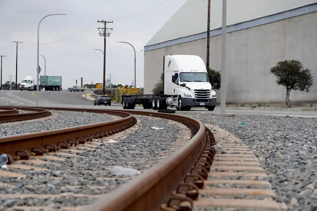 Un camión semirremolque que transporta un contenedor de transporte vacío llega al puerto de Long Beach, en Long Beach, California, el 5 de junio de 2025. (Allan Stein/The Epoch Times).