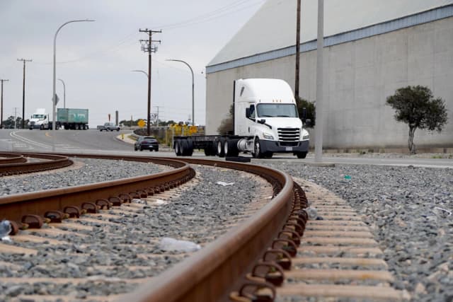 Puertos y camioneros de EE. UU. son afectados por la caída en el volumen de contenedores de carga