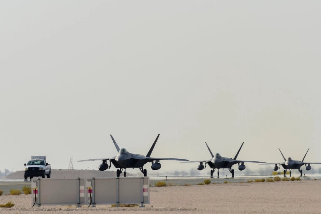 Cazas F-22 Raptor de la Fuerza Aérea de Estados Unidos llegan a la base aérea de Al Udeid, en Catar, el 27 de junio de 2019. (Fuerza Aérea de EE. UU./Sargento técnico Nichelle Anderson)