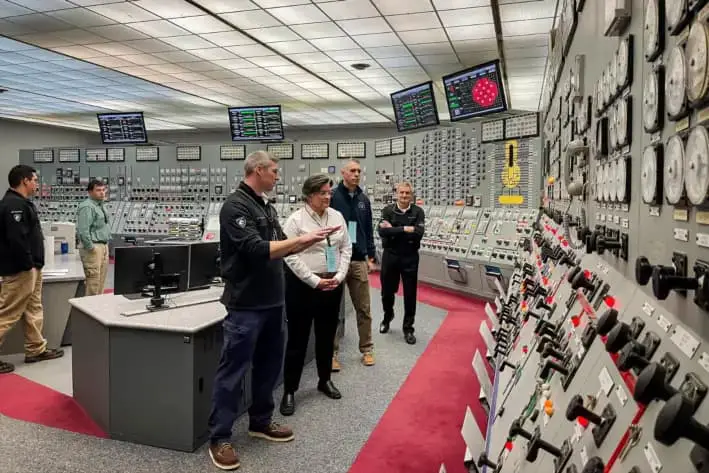 La comisionada de la Comisión Reguladora Nuclear de EE. UU., Annie Caputo (centro), visita la central nuclear de Nine Mile Point. La Unidad 1 de Nine Mile Point, en Nueva York, entró en funcionamiento en 1969 y es el reactor en funcionamiento más antiguo de Estados Unidos. (Constellation Energy Corporation/CC BY 2.0)
