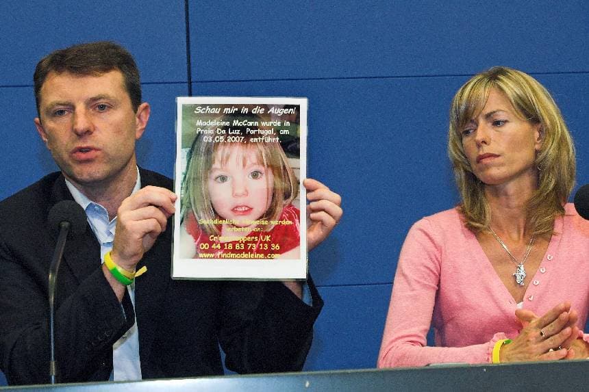 Gerry (izquierda) y Kate McCann, padres de Madeleine McCann, de cuatro años, muestran una foto de su hija durante una rueda de prensa en Berlín el 6 de junio de 2007. (Sven Kaestner/AP Photo).