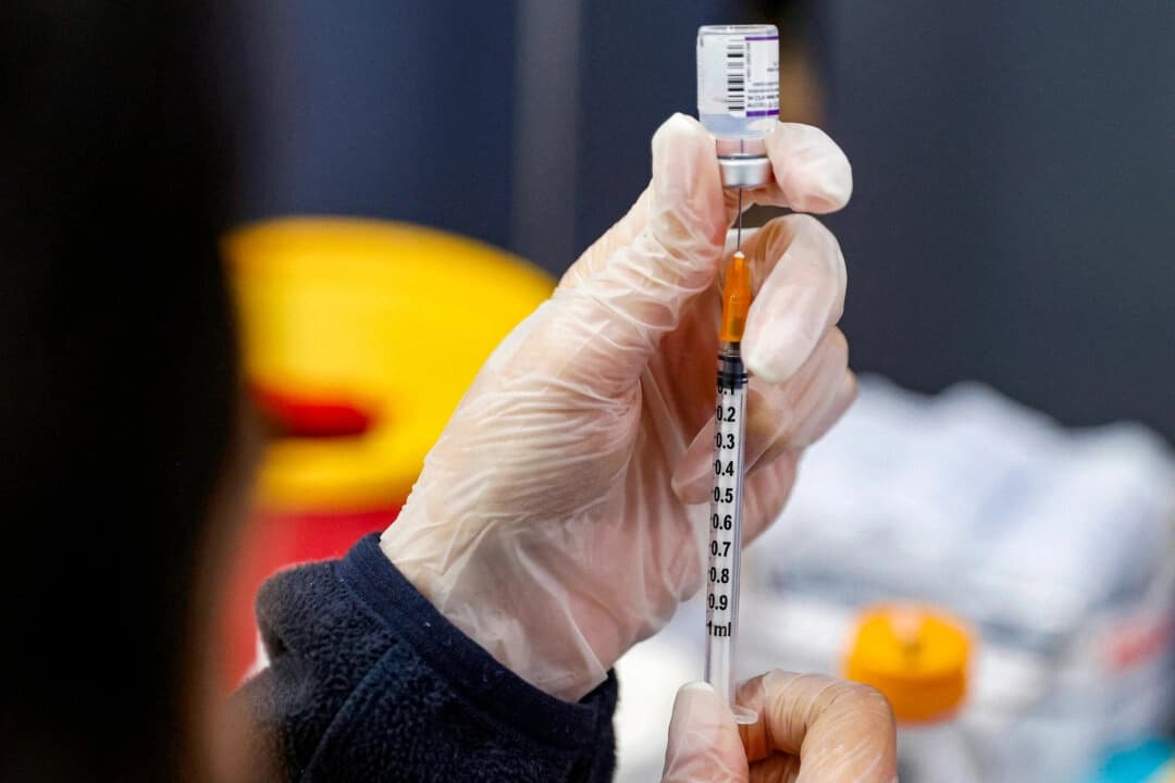 Un médico prepara una dosis de la vacuna contra COVID-19 de Pfizer-BioNTech en Netanya, Israel, el 5 de enero de 2022. (Jack Guez/AFP a través de Getty Images).