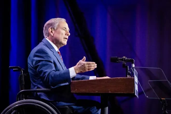 El gobernador de Texas, Greg Abbott, habla con la Coalición Republicana Judía en Las Vegas, Nevada, el 5 de septiembre de 2024. (John Fredricks/The Epoch Times)