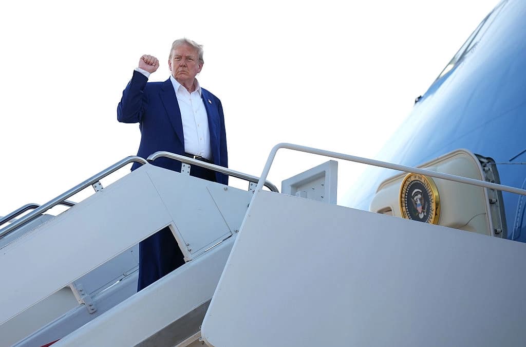 El presidente Donald Trump sube al Air Force One para partir hacia la Cumbre de la OTAN de 2025 en la Base Conjunta Andrews, Maryland, el 24 de junio de 2025. (Andrew Harnik/Getty Images)