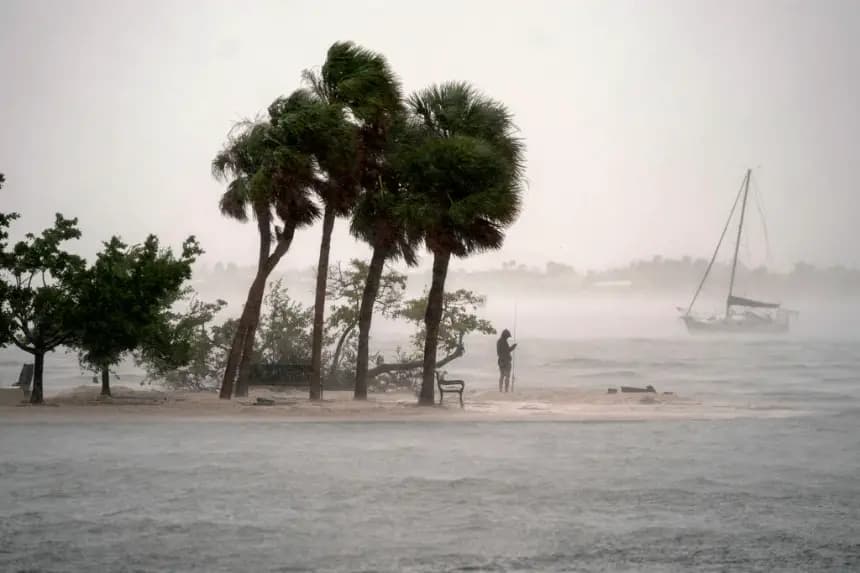 Una persona pesca mientras se acerca el huracán Milton el 9 de octubre de 2024 en Sarasota, Florida (EE. UU.). (Sean Rayford/Getty Images)