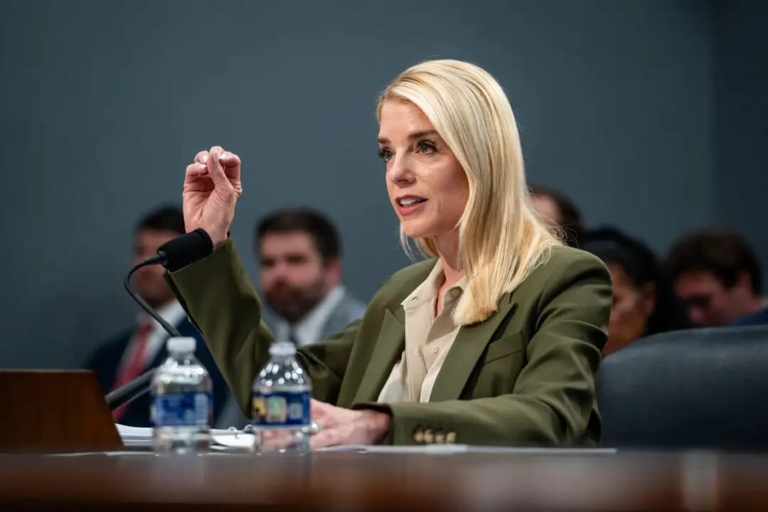 La fiscal general Pam Bondi testifica ante el Comité de Asignaciones en el Capitolio, en Washington, el 23 de junio de 2025. (Madalina Kilroy/The Epoch Times)