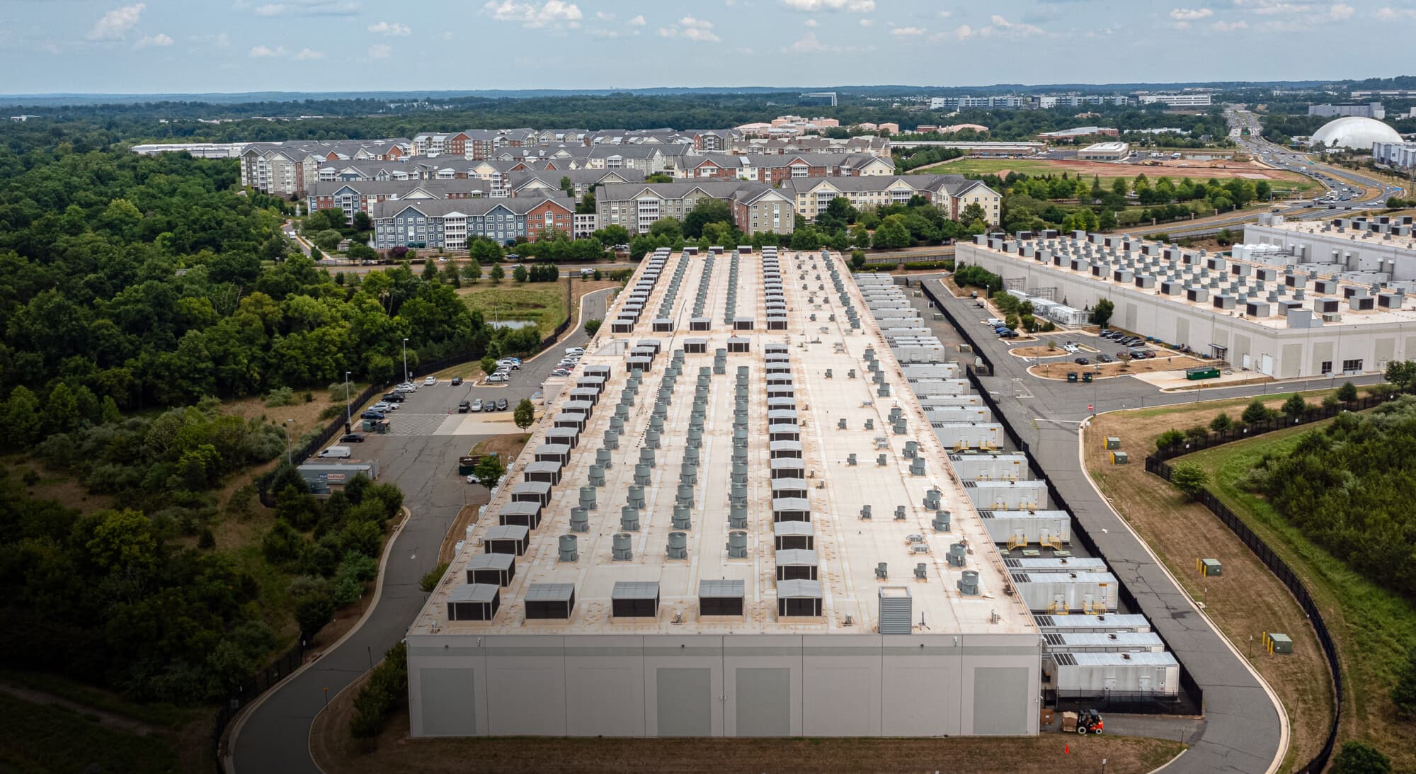En una vista aérea, se ve el centro de datos IAD71 Amazon Web Services en Ashburn, Virginia, el 17 de julio de 2024. El norte de Virginia es el mercado de centros de datos más grande y de más rápido crecimiento del mundo, y Ashburn es conocido como "Data Center Alley" (el callejón de los centros de datos) por su densa concentración de instalaciones. Sin embargo, la creciente preocupación por el consumo de energía y la disponibilidad de terrenos ha suscitado un debate entre las comunidades locales. (Nathan Howard/Getty Images).