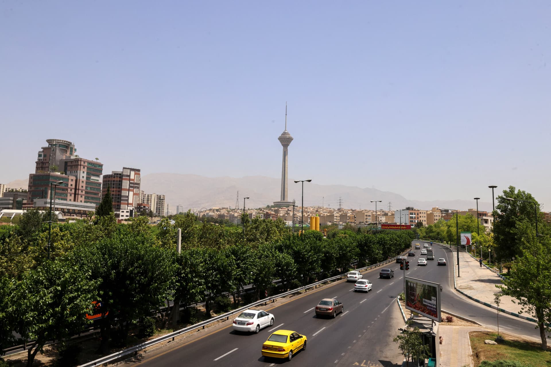 Vehículos circulan por una carretera principal con la Torre Milad de Teherán al fondo, el 24 de junio de 2025. (Atta Kenare/AFP vía Getty Images)
