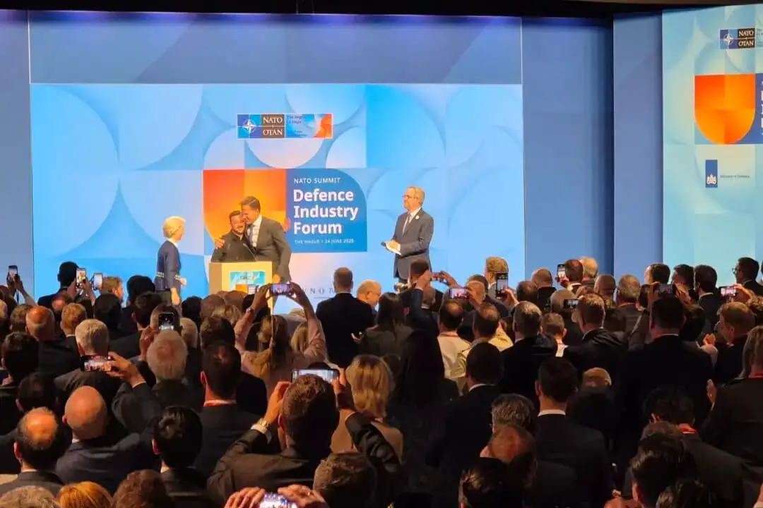 La presidenta de la Comisión Europea, Ursula von der Leyen (izquierda), observa cómo el secretario general de la OTAN, Mark Rutte (derecha), abraza al presidente ucraniano, Volodímir Zelenski (centro), en una reunión del foro de la industria de defensa celebrada en la cumbre de la OTAN en La Haya, Países Bajos, el 24 de junio de 2025. (Chris Summers/The Epoch Times)