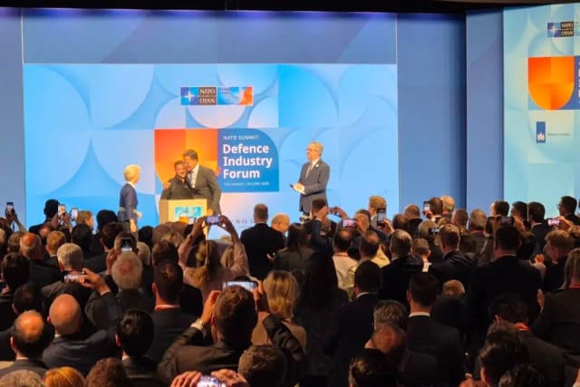 La presidenta de la Comisión Europea, Ursula von der Leyen (izquierda), observa cómo el secretario general de la OTAN, Mark Rutte (derecha), abraza al presidente ucraniano, Volodímir Zelenski (centro), en una reunión del foro de la industria de defensa celebrada en la cumbre de la OTAN en La Haya, Países Bajos, el 24 de junio de 2025. (Chris Summers/The Epoch Times)