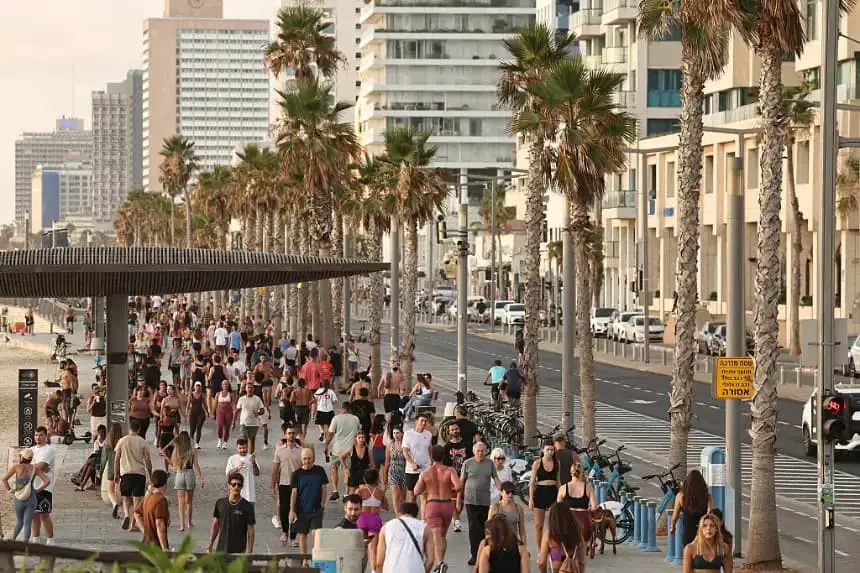 La gente camina por el paseo marítimo de Tel Aviv (Israel) el 24 de junio de 2025, tras un alto el fuego entre Israel e Irán. (Fadel Senna/AFP vía Getty Images)