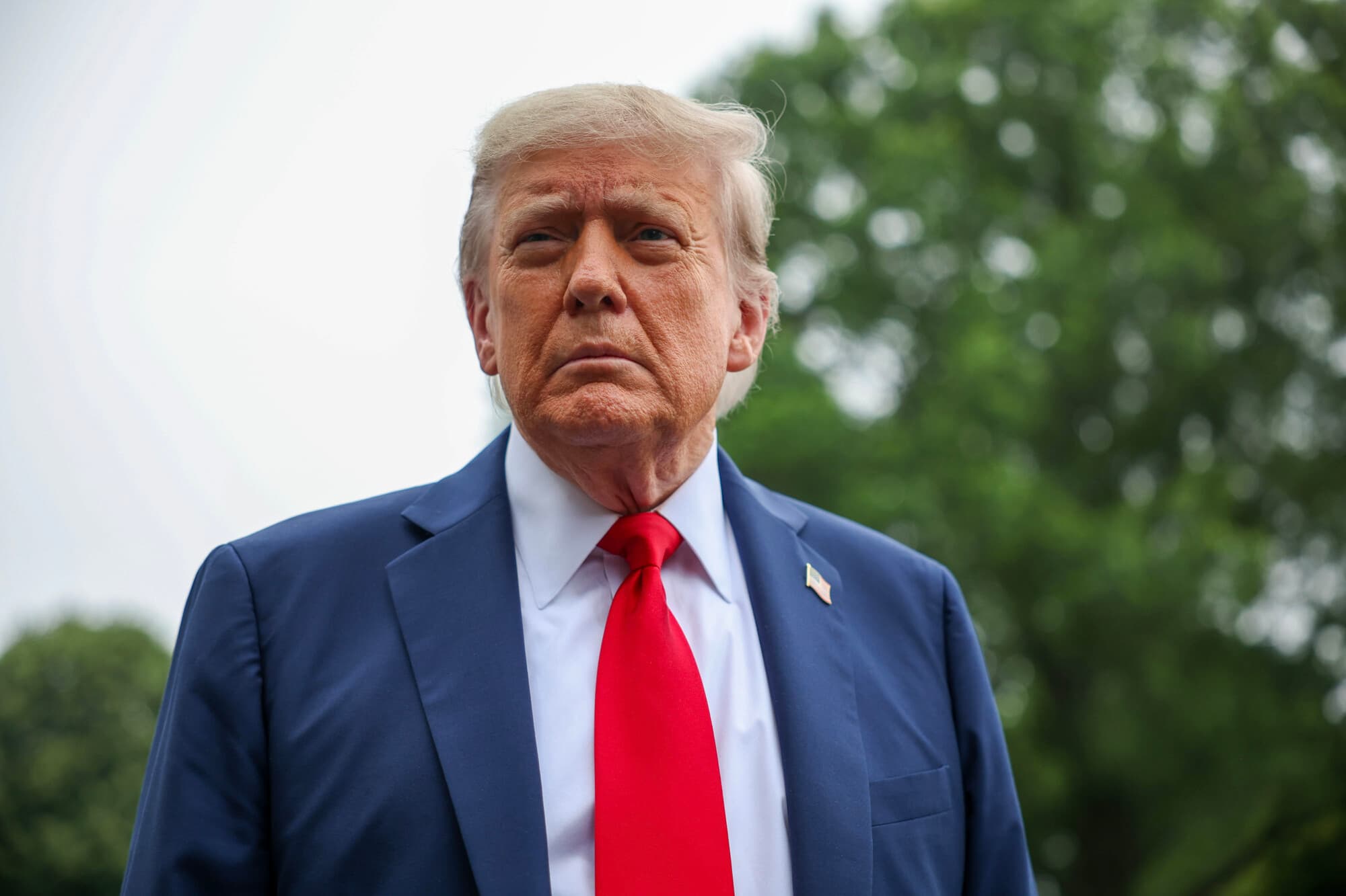 El presidente Donald Trump habla con los periodistas antes de subir al Marine One en el jardín sur de la Casa Blanca en Washington, el 15 de junio de 2025. (Foto de Tasos Katopodis/Getty Images)
