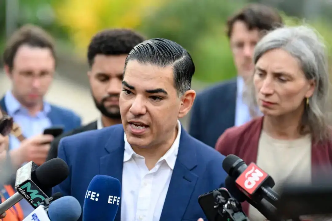 El representante Robert García (D-Calif.) habla durante una rueda de prensa sobre la liberación del salvadoreño Kilmar Abrego García en San Salvador, El Salvador, el 21 de abril de 2025. (Marvin Recinos/AFP a través de Getty Images)
