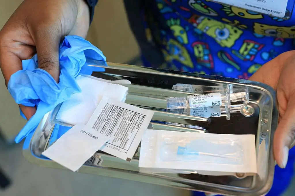 Una enfermera de inmunización lleva una bandeja con vacunas contra COVID-19 de Pfizer-BioNTech en el Centro de Salud Borinquen el 29 de mayo de 2025 en Miami, Florida. El secretario de Salud, Robert F. Kennedy Jr., anunció que ya no recomendará que los niños sanos y las mujeres embarazadas se vacunen contra COVID-19. (Joe Raedle/Getty Images).