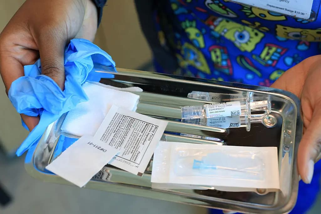 Una enfermera de inmunización lleva una bandeja con vacunas contra la COVID-19 de Pfizer-BioNTech en el Centro de Salud Borinquen el 29 de mayo de 2025 en Miami, Florida. El secretario de Salud, Robert F. Kennedy Jr., anunció que ya no recomendará que los niños sanos y las mujeres embarazadas se vacunen contra COVID-19. (Joe Raedle/Getty Images)