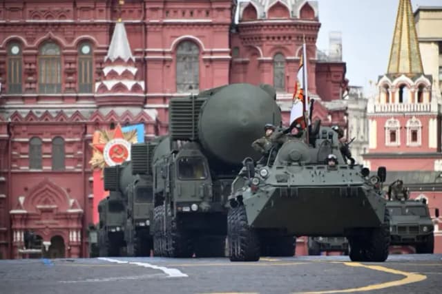 Vehículos militares rusos, incluidos los lanzadores de misiles balísticos intercontinentales Yars, circulan por la Plaza Roja durante el desfile militar del Día de la Victoria en el centro de Moscú, el 9 de mayo de 2024. (Alexander Nemenov/AFP vía Getty Images)
