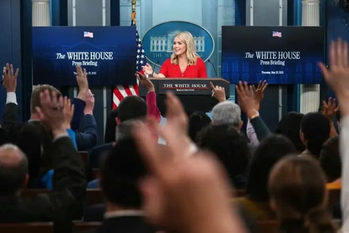 La secretaria de prensa de la Casa Blanca, Karoline Leavitt, responde preguntas durante la sesión informativa diaria en la Sala Brady de la Casa Blanca, el 29 de mayo de 2025. (Jim Watson/AFP vía Getty Images)